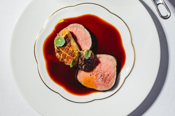 Bélszín steak grillezett kacsamájjal, töltött kucsmagombával és burgonyapürével