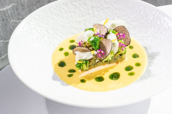 Csirkemell sült brokkolival, szarvasgombával és krémes szárnyas velouté-val