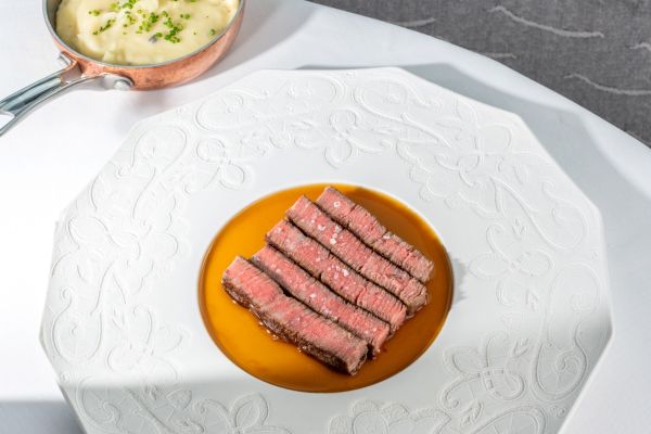 Wagyu bélszín burgonyahabbal és pirított barnavajas karfiollal