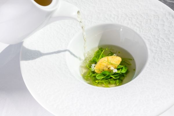 Tavaszi zöldborsó-consommé petrezselyemmel és cukorborsóval