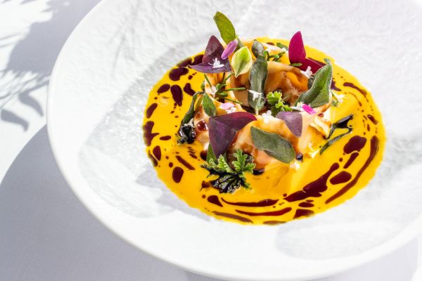 Házi tészta sült sütőtökkel és kecskesajttal töltve, őrségi tökmaggal és roppanós zsályával