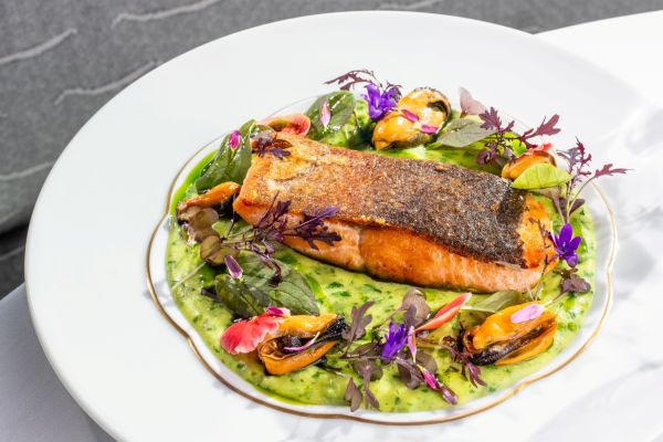 Lazacpisztráng karalábéfőzelékkel és fokhagymás sült kagylóval