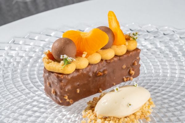 Tejcsokoládé ganache sós földimogyoróval és mandarin sorbettel