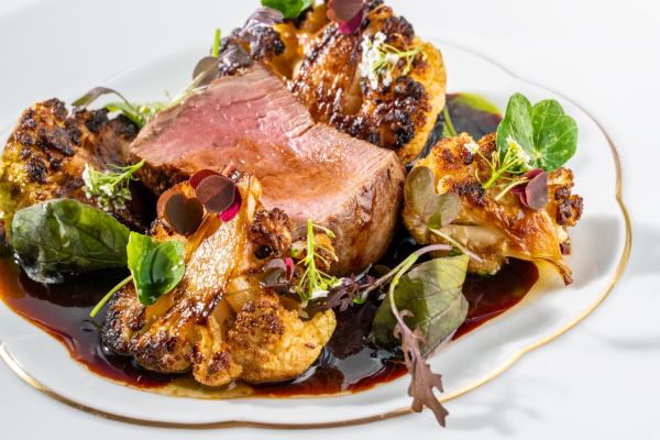 Bélszín steak burgonyahabbal és pirított barnavajas karfiollal