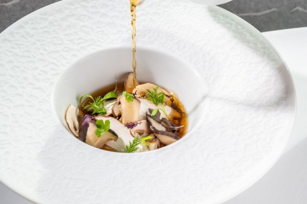 Gombaconsommé vargányás-petrezselymes galuskával