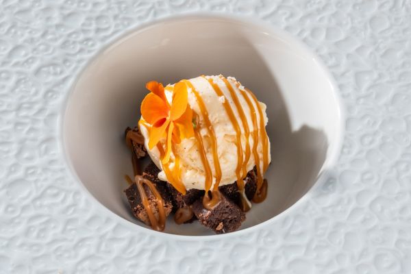 Bourbon vanília fagylalt brownie-val és sós karamellel