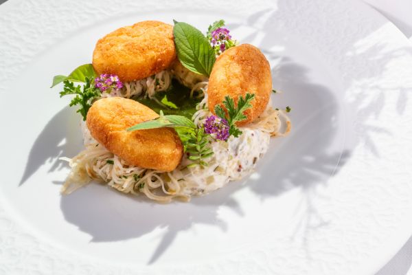 Citrusos rántott zeller, zöldfűszeres zellerremuláddal és pirított mogyoróval