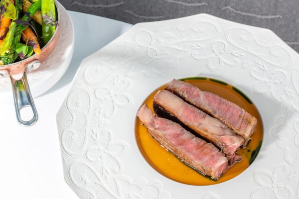 Wagyu rib-eye sült zöldségekkel és pecsenyelével