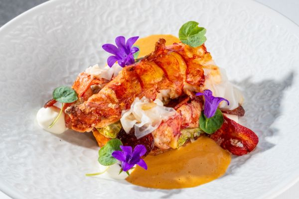 Grillezett homár rákkal töltött káposztával